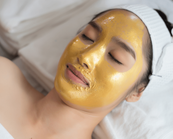 Mujer coreana con mascarilla de la rutina de 10 pasos del cuidado de la piel