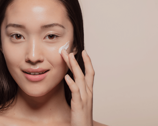 mujer hace rutina coreana de belleza