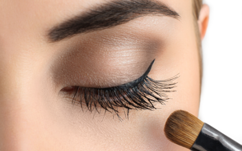Maquillaje con pestañas postizas